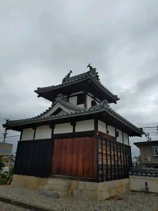 雲龍山 本證寺の{uncategorized: "未分類", other: "その他", undefined: "問題あり", building: "その他建物", grave: "お墓", sacred_gate: "鳥居", guardian: "狛犬", statue: "像", buddha: "仏像", history: "歴史", nature: "自然", garden: "庭園", animal: "動物", pagoda: "塔", temizu: "手水舎", mountain_gate: "山門・神門", sanctuary: "本殿・本堂", subordinate: "末社・摂社", art: "芸術", scenery: "景色", jizo: "地蔵", ema: "絵馬", goshuin: "御朱印", omikuji: "おみくじ", items: "授与品その他", amulet: "お守り", goshuincho: "御朱印帳", eats: "食事", festival: "お祭り", votive_dance: "神楽", shichigosan: "七五三参", wedding: "結婚式", experience: "体験その他", initially: "初詣", around: "周辺", anti_infection: "感染症対策"}