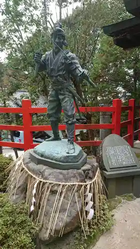 八大神社の像