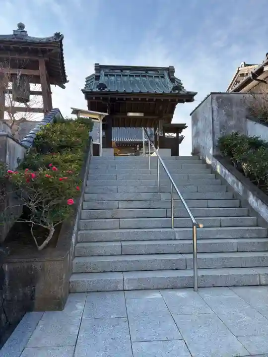 小山御坊照願寺の{uncategorized: "未分類", other: "その他", undefined: "問題あり", building: "その他建物", grave: "お墓", sacred_gate: "鳥居", guardian: "狛犬", statue: "像", buddha: "仏像", history: "歴史", nature: "自然", garden: "庭園", animal: "動物", pagoda: "塔", temizu: "手水舎", mountain_gate: "山門・神門", sanctuary: "本殿・本堂", subordinate: "末社・摂社", art: "芸術", scenery: "景色", jizo: "地蔵", ema: "絵馬", goshuin: "御朱印", omikuji: "おみくじ", items: "授与品その他", amulet: "お守り", goshuincho: "御朱印帳", eats: "食事", festival: "お祭り", votive_dance: "神楽", shichigosan: "七五三参", wedding: "結婚式", experience: "体験その他", initially: "初詣", around: "周辺", anti_infection: "感染症対策"}