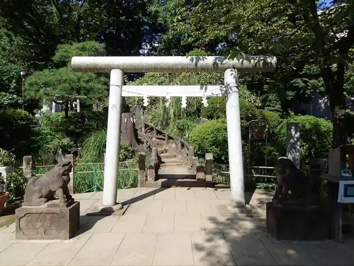 鳩森八幡神社の鳥居