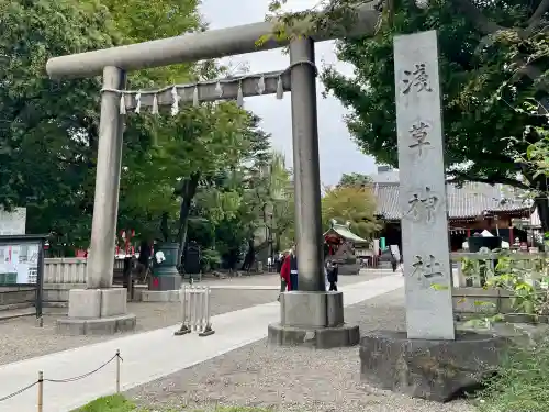 浅草神社の鳥居