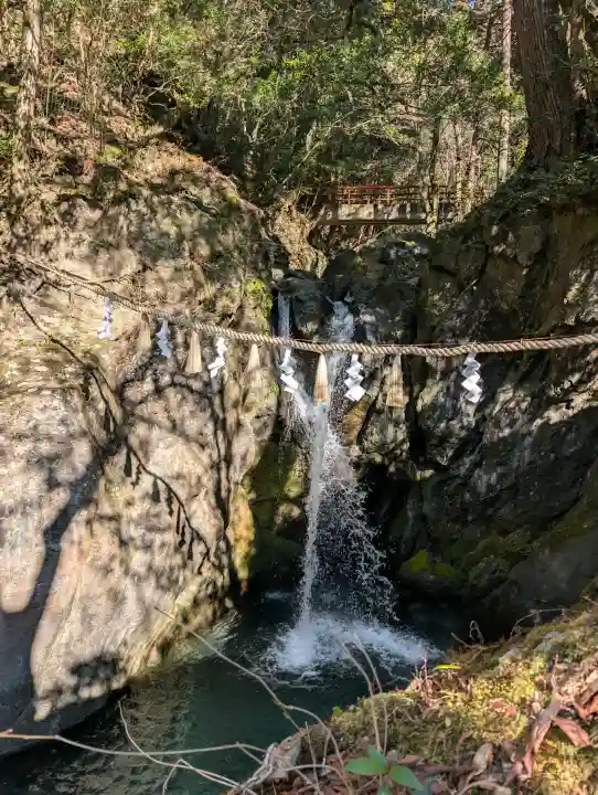 丹生川上神社(中社)の{uncategorized: "未分類", other: "その他", undefined: "問題あり", building: "その他建物", grave: "お墓", sacred_gate: "鳥居", guardian: "狛犬", statue: "像", buddha: "仏像", history: "歴史", nature: "自然", garden: "庭園", animal: "動物", pagoda: "塔", temizu: "手水舎", mountain_gate: "山門・神門", sanctuary: "本殿・本堂", subordinate: "末社・摂社", art: "芸術", scenery: "景色", jizo: "地蔵", ema: "絵馬", goshuin: "御朱印", omikuji: "おみくじ", items: "授与品その他", amulet: "お守り", goshuincho: "御朱印帳", eats: "食事", festival: "お祭り", votive_dance: "神楽", shichigosan: "七五三参", wedding: "結婚式", experience: "体験その他", initially: "初詣", around: "周辺", anti_infection: "感染症対策"}