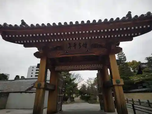 櫛田神社の山門