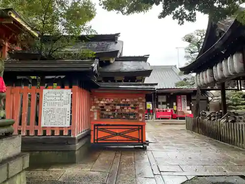 満足稲荷神社の庭園