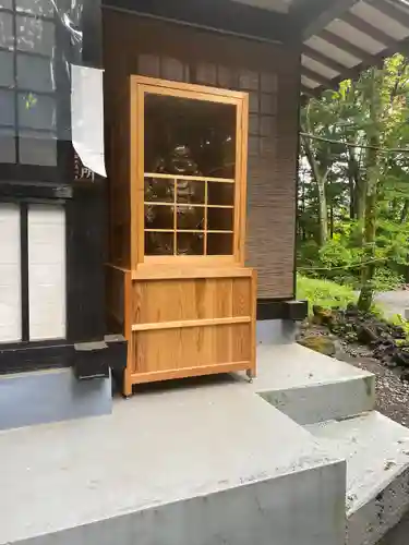 新屋山神社の像