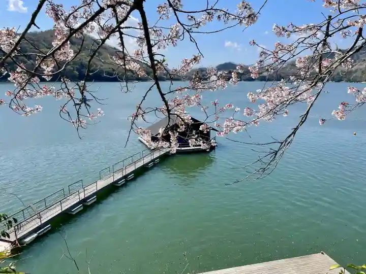 御供岩の{uncategorized: "未分類", other: "その他", undefined: "問題あり", building: "その他建物", grave: "お墓", sacred_gate: "鳥居", guardian: "狛犬", statue: "像", buddha: "仏像", history: "歴史", nature: "自然", garden: "庭園", animal: "動物", pagoda: "塔", temizu: "手水舎", mountain_gate: "山門・神門", sanctuary: "本殿・本堂", subordinate: "末社・摂社", art: "芸術", scenery: "景色", jizo: "地蔵", ema: "絵馬", goshuin: "御朱印", omikuji: "おみくじ", items: "授与品その他", amulet: "お守り", goshuincho: "御朱印帳", eats: "食事", festival: "お祭り", votive_dance: "神楽", shichigosan: "七五三参", wedding: "結婚式", experience: "体験その他", initially: "初詣", around: "周辺", anti_infection: "感染症対策"}