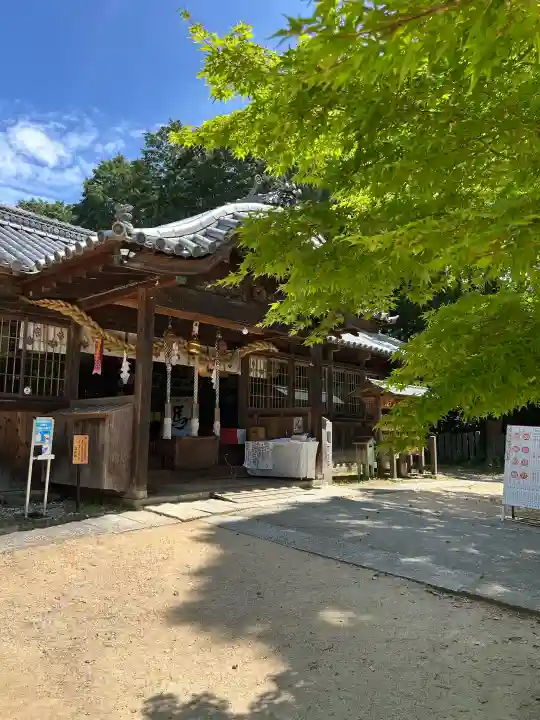 牛窓神社の{uncategorized: "未分類", other: "その他", undefined: "問題あり", building: "その他建物", grave: "お墓", sacred_gate: "鳥居", guardian: "狛犬", statue: "像", buddha: "仏像", history: "歴史", nature: "自然", garden: "庭園", animal: "動物", pagoda: "塔", temizu: "手水舎", mountain_gate: "山門・神門", sanctuary: "本殿・本堂", subordinate: "末社・摂社", art: "芸術", scenery: "景色", jizo: "地蔵", ema: "絵馬", goshuin: "御朱印", omikuji: "おみくじ", items: "授与品その他", amulet: "お守り", goshuincho: "御朱印帳", eats: "食事", festival: "お祭り", votive_dance: "神楽", shichigosan: "七五三参", wedding: "結婚式", experience: "体験その他", initially: "初詣", around: "周辺", anti_infection: "感染症対策"}
