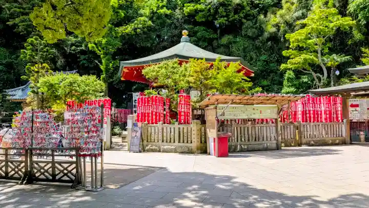江島神社の{uncategorized: "未分類", other: "その他", undefined: "問題あり", building: "その他建物", grave: "お墓", sacred_gate: "鳥居", guardian: "狛犬", statue: "像", buddha: "仏像", history: "歴史", nature: "自然", garden: "庭園", animal: "動物", pagoda: "塔", temizu: "手水舎", mountain_gate: "山門・神門", sanctuary: "本殿・本堂", subordinate: "末社・摂社", art: "芸術", scenery: "景色", jizo: "地蔵", ema: "絵馬", goshuin: "御朱印", omikuji: "おみくじ", items: "授与品その他", amulet: "お守り", goshuincho: "御朱印帳", eats: "食事", festival: "お祭り", votive_dance: "神楽", shichigosan: "七五三参", wedding: "結婚式", experience: "体験その他", initially: "初詣", around: "周辺", anti_infection: "感染症対策"}