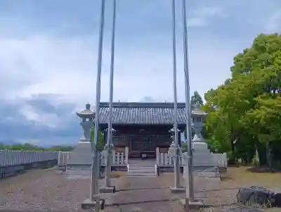 神明神社の{uncategorized: "未分類", other: "その他", undefined: "問題あり", building: "その他建物", grave: "お墓", sacred_gate: "鳥居", guardian: "狛犬", statue: "像", buddha: "仏像", history: "歴史", nature: "自然", garden: "庭園", animal: "動物", pagoda: "塔", temizu: "手水舎", mountain_gate: "山門・神門", sanctuary: "本殿・本堂", subordinate: "末社・摂社", art: "芸術", scenery: "景色", jizo: "地蔵", ema: "絵馬", goshuin: "御朱印", omikuji: "おみくじ", items: "授与品その他", amulet: "お守り", goshuincho: "御朱印帳", eats: "食事", festival: "お祭り", votive_dance: "神楽", shichigosan: "七五三参", wedding: "結婚式", experience: "体験その他", initially: "初詣", around: "周辺", anti_infection: "感染症対策"}