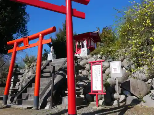 差出磯大嶽山神社 仕事と健康と厄よけの神さまの鳥居