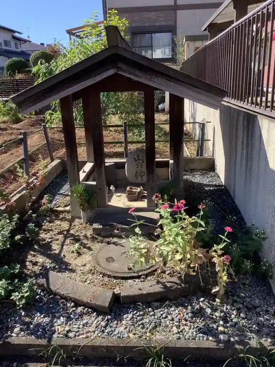 山の神社の本殿・本堂