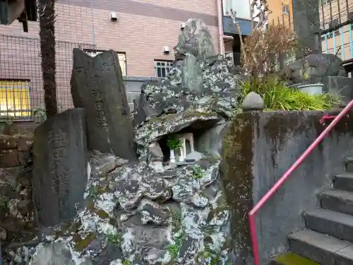 柳森神社の{uncategorized: "未分類", other: "その他", undefined: "問題あり", building: "その他建物", grave: "お墓", sacred_gate: "鳥居", guardian: "狛犬", statue: "像", buddha: "仏像", history: "歴史", nature: "自然", garden: "庭園", animal: "動物", pagoda: "塔", temizu: "手水舎", mountain_gate: "山門・神門", sanctuary: "本殿・本堂", subordinate: "末社・摂社", art: "芸術", scenery: "景色", jizo: "地蔵", ema: "絵馬", goshuin: "御朱印", omikuji: "おみくじ", items: "授与品その他", amulet: "お守り", goshuincho: "御朱印帳", eats: "食事", festival: "お祭り", votive_dance: "神楽", shichigosan: "七五三参", wedding: "結婚式", experience: "体験その他", initially: "初詣", around: "周辺", anti_infection: "感染症対策"}