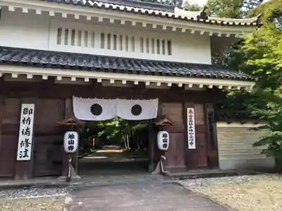 目の霊山　油山寺の山門・神門