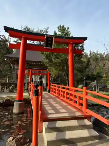 高山稲荷神社の{uncategorized: "未分類", other: "その他", undefined: "問題あり", building: "その他建物", grave: "お墓", sacred_gate: "鳥居", guardian: "狛犬", statue: "像", buddha: "仏像", history: "歴史", nature: "自然", garden: "庭園", animal: "動物", pagoda: "塔", temizu: "手水舎", mountain_gate: "山門・神門", sanctuary: "本殿・本堂", subordinate: "末社・摂社", art: "芸術", scenery: "景色", jizo: "地蔵", ema: "絵馬", goshuin: "御朱印", omikuji: "おみくじ", items: "授与品その他", amulet: "お守り", goshuincho: "御朱印帳", eats: "食事", festival: "お祭り", votive_dance: "神楽", shichigosan: "七五三参", wedding: "結婚式", experience: "体験その他", initially: "初詣", around: "周辺", anti_infection: "感染症対策"}