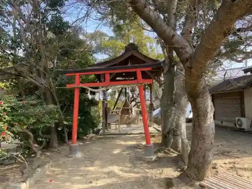 一岡神社の{uncategorized: "未分類", other: "その他", undefined: "問題あり", building: "その他建物", grave: "お墓", sacred_gate: "鳥居", guardian: "狛犬", statue: "像", buddha: "仏像", history: "歴史", nature: "自然", garden: "庭園", animal: "動物", pagoda: "塔", temizu: "手水舎", mountain_gate: "山門・神門", sanctuary: "本殿・本堂", subordinate: "末社・摂社", art: "芸術", scenery: "景色", jizo: "地蔵", ema: "絵馬", goshuin: "御朱印", omikuji: "おみくじ", items: "授与品その他", amulet: "お守り", goshuincho: "御朱印帳", eats: "食事", festival: "お祭り", votive_dance: "神楽", shichigosan: "七五三参", wedding: "結婚式", experience: "体験その他", initially: "初詣", around: "周辺", anti_infection: "感染症対策"}