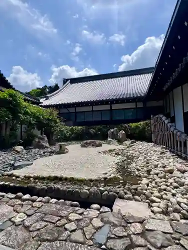 青蓮院門跡の{uncategorized: "未分類", other: "その他", undefined: "問題あり", building: "その他建物", grave: "お墓", sacred_gate: "鳥居", guardian: "狛犬", statue: "像", buddha: "仏像", history: "歴史", nature: "自然", garden: "庭園", animal: "動物", pagoda: "塔", temizu: "手水舎", mountain_gate: "山門・神門", sanctuary: "本殿・本堂", subordinate: "末社・摂社", art: "芸術", scenery: "景色", jizo: "地蔵", ema: "絵馬", goshuin: "御朱印", omikuji: "おみくじ", items: "授与品その他", amulet: "お守り", goshuincho: "御朱印帳", eats: "食事", festival: "お祭り", votive_dance: "神楽", shichigosan: "七五三参", wedding: "結婚式", experience: "体験その他", initially: "初詣", around: "周辺", anti_infection: "感染症対策"}