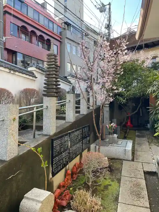 聖輪寺の{uncategorized: "未分類", other: "その他", undefined: "問題あり", building: "その他建物", grave: "お墓", sacred_gate: "鳥居", guardian: "狛犬", statue: "像", buddha: "仏像", history: "歴史", nature: "自然", garden: "庭園", animal: "動物", pagoda: "塔", temizu: "手水舎", mountain_gate: "山門・神門", sanctuary: "本殿・本堂", subordinate: "末社・摂社", art: "芸術", scenery: "景色", jizo: "地蔵", ema: "絵馬", goshuin: "御朱印", omikuji: "おみくじ", items: "授与品その他", amulet: "お守り", goshuincho: "御朱印帳", eats: "食事", festival: "お祭り", votive_dance: "神楽", shichigosan: "七五三参", wedding: "結婚式", experience: "体験その他", initially: "初詣", around: "周辺", anti_infection: "感染症対策"}
