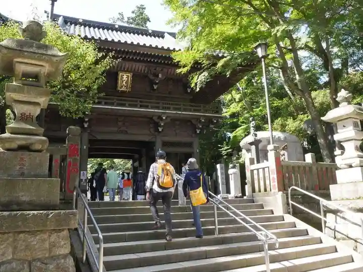 高尾山薬王院の山門・神門