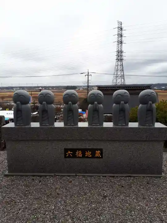 埼玉厄除け開運大師・龍泉寺(切り絵御朱印発祥の寺)の地蔵