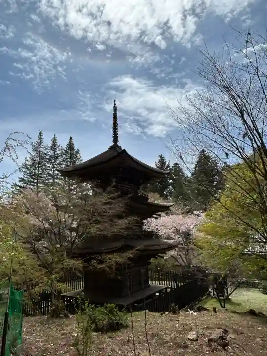 新海三社神社の{uncategorized: "未分類", other: "その他", undefined: "問題あり", building: "その他建物", grave: "お墓", sacred_gate: "鳥居", guardian: "狛犬", statue: "像", buddha: "仏像", history: "歴史", nature: "自然", garden: "庭園", animal: "動物", pagoda: "塔", temizu: "手水舎", mountain_gate: "山門・神門", sanctuary: "本殿・本堂", subordinate: "末社・摂社", art: "芸術", scenery: "景色", jizo: "地蔵", ema: "絵馬", goshuin: "御朱印", omikuji: "おみくじ", items: "授与品その他", amulet: "お守り", goshuincho: "御朱印帳", eats: "食事", festival: "お祭り", votive_dance: "神楽", shichigosan: "七五三参", wedding: "結婚式", experience: "体験その他", initially: "初詣", around: "周辺", anti_infection: "感染症対策"}