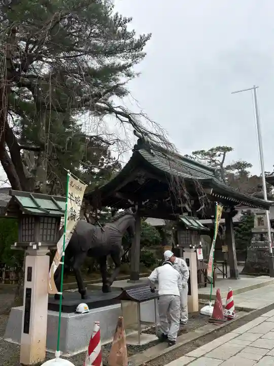 竹駒神社の{uncategorized: "未分類", other: "その他", undefined: "問題あり", building: "その他建物", grave: "お墓", sacred_gate: "鳥居", guardian: "狛犬", statue: "像", buddha: "仏像", history: "歴史", nature: "自然", garden: "庭園", animal: "動物", pagoda: "塔", temizu: "手水舎", mountain_gate: "山門・神門", sanctuary: "本殿・本堂", subordinate: "末社・摂社", art: "芸術", scenery: "景色", jizo: "地蔵", ema: "絵馬", goshuin: "御朱印", omikuji: "おみくじ", items: "授与品その他", amulet: "お守り", goshuincho: "御朱印帳", eats: "食事", festival: "お祭り", votive_dance: "神楽", shichigosan: "七五三参", wedding: "結婚式", experience: "体験その他", initially: "初詣", around: "周辺", anti_infection: "感染症対策"}