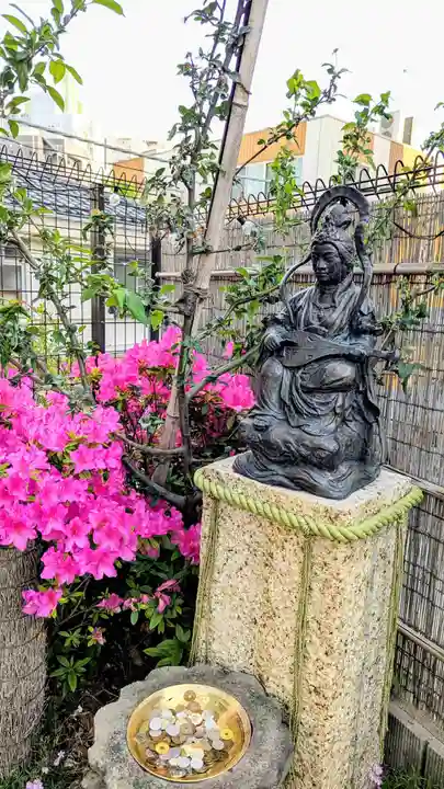 駒込妙義神社の像