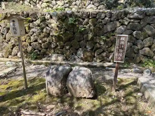 月読神社（松尾大社摂社）の{uncategorized: "未分類", other: "その他", undefined: "問題あり", building: "その他建物", grave: "お墓", sacred_gate: "鳥居", guardian: "狛犬", statue: "像", buddha: "仏像", history: "歴史", nature: "自然", garden: "庭園", animal: "動物", pagoda: "塔", temizu: "手水舎", mountain_gate: "山門・神門", sanctuary: "本殿・本堂", subordinate: "末社・摂社", art: "芸術", scenery: "景色", jizo: "地蔵", ema: "絵馬", goshuin: "御朱印", omikuji: "おみくじ", items: "授与品その他", amulet: "お守り", goshuincho: "御朱印帳", eats: "食事", festival: "お祭り", votive_dance: "神楽", shichigosan: "七五三参", wedding: "結婚式", experience: "体験その他", initially: "初詣", around: "周辺", anti_infection: "感染症対策"}