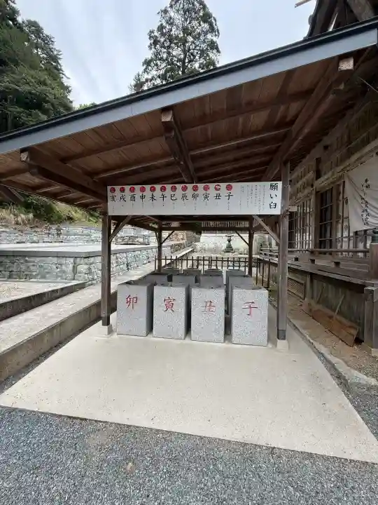 安志加茂神社の{uncategorized: "未分類", other: "その他", undefined: "問題あり", building: "その他建物", grave: "お墓", sacred_gate: "鳥居", guardian: "狛犬", statue: "像", buddha: "仏像", history: "歴史", nature: "自然", garden: "庭園", animal: "動物", pagoda: "塔", temizu: "手水舎", mountain_gate: "山門・神門", sanctuary: "本殿・本堂", subordinate: "末社・摂社", art: "芸術", scenery: "景色", jizo: "地蔵", ema: "絵馬", goshuin: "御朱印", omikuji: "おみくじ", items: "授与品その他", amulet: "お守り", goshuincho: "御朱印帳", eats: "食事", festival: "お祭り", votive_dance: "神楽", shichigosan: "七五三参", wedding: "結婚式", experience: "体験その他", initially: "初詣", around: "周辺", anti_infection: "感染症対策"}
