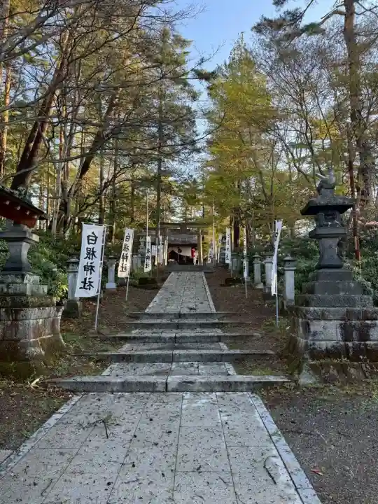 白根神社の{uncategorized: "未分類", other: "その他", undefined: "問題あり", building: "その他建物", grave: "お墓", sacred_gate: "鳥居", guardian: "狛犬", statue: "像", buddha: "仏像", history: "歴史", nature: "自然", garden: "庭園", animal: "動物", pagoda: "塔", temizu: "手水舎", mountain_gate: "山門・神門", sanctuary: "本殿・本堂", subordinate: "末社・摂社", art: "芸術", scenery: "景色", jizo: "地蔵", ema: "絵馬", goshuin: "御朱印", omikuji: "おみくじ", items: "授与品その他", amulet: "お守り", goshuincho: "御朱印帳", eats: "食事", festival: "お祭り", votive_dance: "神楽", shichigosan: "七五三参", wedding: "結婚式", experience: "体験その他", initially: "初詣", around: "周辺", anti_infection: "感染症対策"}