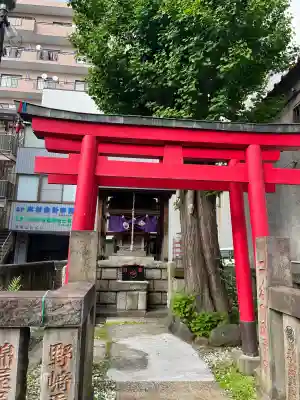 二ツ谷稲荷神社の{uncategorized: "未分類", other: "その他", undefined: "問題あり", building: "その他建物", grave: "お墓", sacred_gate: "鳥居", guardian: "狛犬", statue: "像", buddha: "仏像", history: "歴史", nature: "自然", garden: "庭園", animal: "動物", pagoda: "塔", temizu: "手水舎", mountain_gate: "山門・神門", sanctuary: "本殿・本堂", subordinate: "末社・摂社", art: "芸術", scenery: "景色", jizo: "地蔵", ema: "絵馬", goshuin: "御朱印", omikuji: "おみくじ", items: "授与品その他", amulet: "お守り", goshuincho: "御朱印帳", eats: "食事", festival: "お祭り", votive_dance: "神楽", shichigosan: "七五三参", wedding: "結婚式", experience: "体験その他", initially: "初詣", around: "周辺", anti_infection: "感染症対策"}
