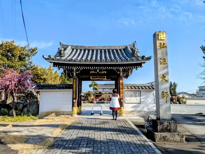 乙津寺　（鏡島弘法）の山門