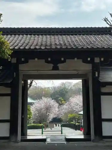 総持寺の{uncategorized: "未分類", other: "その他", undefined: "問題あり", building: "その他建物", grave: "お墓", sacred_gate: "鳥居", guardian: "狛犬", statue: "像", buddha: "仏像", history: "歴史", nature: "自然", garden: "庭園", animal: "動物", pagoda: "塔", temizu: "手水舎", mountain_gate: "山門・神門", sanctuary: "本殿・本堂", subordinate: "末社・摂社", art: "芸術", scenery: "景色", jizo: "地蔵", ema: "絵馬", goshuin: "御朱印", omikuji: "おみくじ", items: "授与品その他", amulet: "お守り", goshuincho: "御朱印帳", eats: "食事", festival: "お祭り", votive_dance: "神楽", shichigosan: "七五三参", wedding: "結婚式", experience: "体験その他", initially: "初詣", around: "周辺", anti_infection: "感染症対策"}