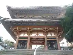 本佛寺の山門