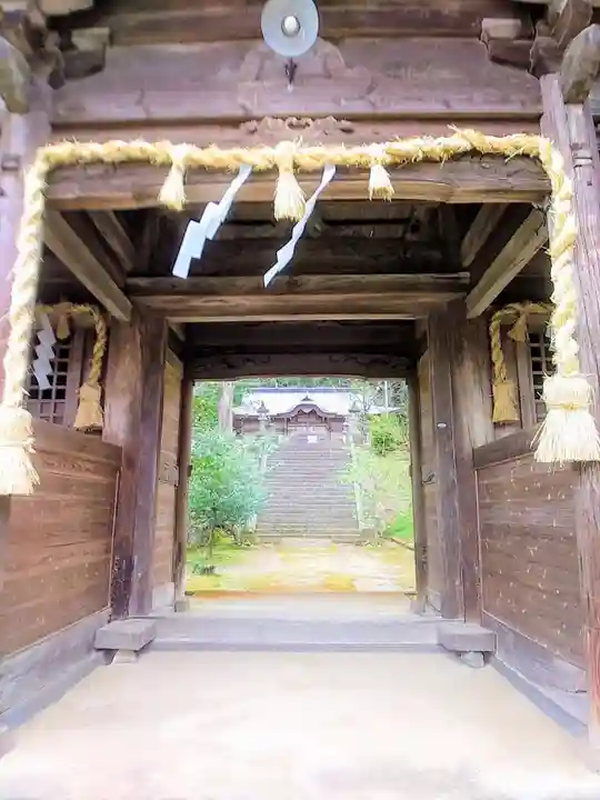 妻山神社の山門・神門