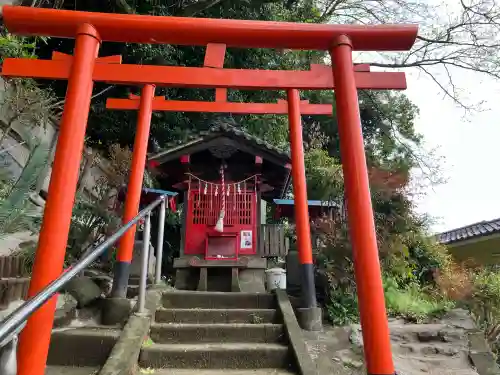 稲荷神社の{uncategorized: "未分類", other: "その他", undefined: "問題あり", building: "その他建物", grave: "お墓", sacred_gate: "鳥居", guardian: "狛犬", statue: "像", buddha: "仏像", history: "歴史", nature: "自然", garden: "庭園", animal: "動物", pagoda: "塔", temizu: "手水舎", mountain_gate: "山門・神門", sanctuary: "本殿・本堂", subordinate: "末社・摂社", art: "芸術", scenery: "景色", jizo: "地蔵", ema: "絵馬", goshuin: "御朱印", omikuji: "おみくじ", items: "授与品その他", amulet: "お守り", goshuincho: "御朱印帳", eats: "食事", festival: "お祭り", votive_dance: "神楽", shichigosan: "七五三参", wedding: "結婚式", experience: "体験その他", initially: "初詣", around: "周辺", anti_infection: "感染症対策"}
