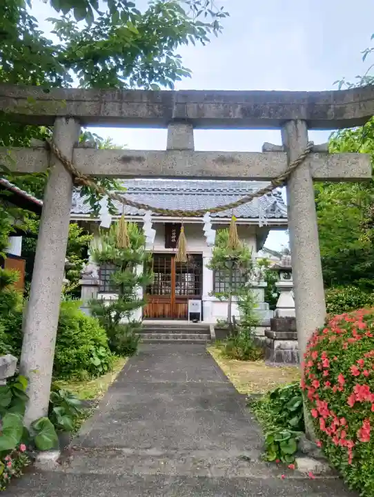 片田神社の{uncategorized: "未分類", other: "その他", undefined: "問題あり", building: "その他建物", grave: "お墓", sacred_gate: "鳥居", guardian: "狛犬", statue: "像", buddha: "仏像", history: "歴史", nature: "自然", garden: "庭園", animal: "動物", pagoda: "塔", temizu: "手水舎", mountain_gate: "山門・神門", sanctuary: "本殿・本堂", subordinate: "末社・摂社", art: "芸術", scenery: "景色", jizo: "地蔵", ema: "絵馬", goshuin: "御朱印", omikuji: "おみくじ", items: "授与品その他", amulet: "お守り", goshuincho: "御朱印帳", eats: "食事", festival: "お祭り", votive_dance: "神楽", shichigosan: "七五三参", wedding: "結婚式", experience: "体験その他", initially: "初詣", around: "周辺", anti_infection: "感染症対策"}
