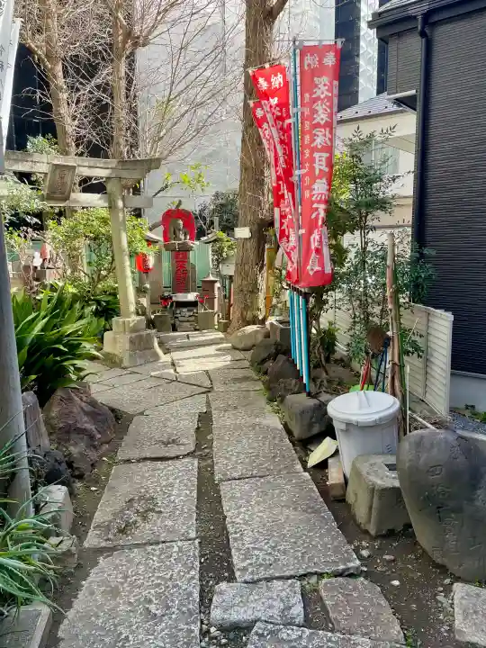 三峯神社の{uncategorized: "未分類", other: "その他", undefined: "問題あり", building: "その他建物", grave: "お墓", sacred_gate: "鳥居", guardian: "狛犬", statue: "像", buddha: "仏像", history: "歴史", nature: "自然", garden: "庭園", animal: "動物", pagoda: "塔", temizu: "手水舎", mountain_gate: "山門・神門", sanctuary: "本殿・本堂", subordinate: "末社・摂社", art: "芸術", scenery: "景色", jizo: "地蔵", ema: "絵馬", goshuin: "御朱印", omikuji: "おみくじ", items: "授与品その他", amulet: "お守り", goshuincho: "御朱印帳", eats: "食事", festival: "お祭り", votive_dance: "神楽", shichigosan: "七五三参", wedding: "結婚式", experience: "体験その他", initially: "初詣", around: "周辺", anti_infection: "感染症対策"}