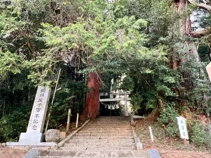高岡神社の{uncategorized: "未分類", other: "その他", undefined: "問題あり", building: "その他建物", grave: "お墓", sacred_gate: "鳥居", guardian: "狛犬", statue: "像", buddha: "仏像", history: "歴史", nature: "自然", garden: "庭園", animal: "動物", pagoda: "塔", temizu: "手水舎", mountain_gate: "山門・神門", sanctuary: "本殿・本堂", subordinate: "末社・摂社", art: "芸術", scenery: "景色", jizo: "地蔵", ema: "絵馬", goshuin: "御朱印", omikuji: "おみくじ", items: "授与品その他", amulet: "お守り", goshuincho: "御朱印帳", eats: "食事", festival: "お祭り", votive_dance: "神楽", shichigosan: "七五三参", wedding: "結婚式", experience: "体験その他", initially: "初詣", around: "周辺", anti_infection: "感染症対策"}