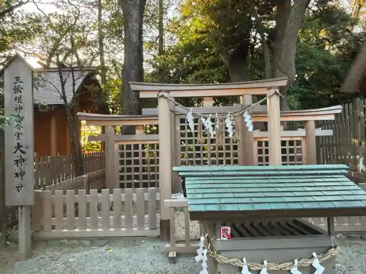 伊勢山皇大神宮の{uncategorized: "未分類", other: "その他", undefined: "問題あり", building: "その他建物", grave: "お墓", sacred_gate: "鳥居", guardian: "狛犬", statue: "像", buddha: "仏像", history: "歴史", nature: "自然", garden: "庭園", animal: "動物", pagoda: "塔", temizu: "手水舎", mountain_gate: "山門・神門", sanctuary: "本殿・本堂", subordinate: "末社・摂社", art: "芸術", scenery: "景色", jizo: "地蔵", ema: "絵馬", goshuin: "御朱印", omikuji: "おみくじ", items: "授与品その他", amulet: "お守り", goshuincho: "御朱印帳", eats: "食事", festival: "お祭り", votive_dance: "神楽", shichigosan: "七五三参", wedding: "結婚式", experience: "体験その他", initially: "初詣", around: "周辺", anti_infection: "感染症対策"}