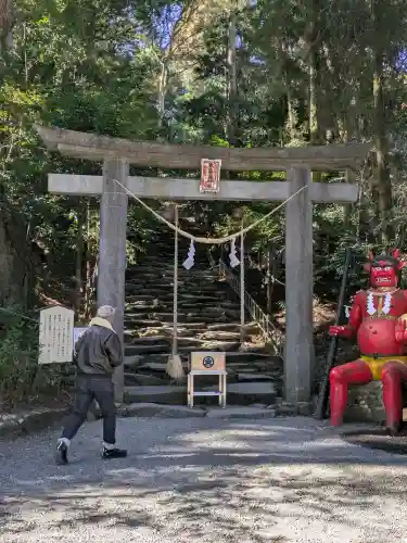 東霧島神社の{uncategorized: "未分類", other: "その他", undefined: "問題あり", building: "その他建物", grave: "お墓", sacred_gate: "鳥居", guardian: "狛犬", statue: "像", buddha: "仏像", history: "歴史", nature: "自然", garden: "庭園", animal: "動物", pagoda: "塔", temizu: "手水舎", mountain_gate: "山門・神門", sanctuary: "本殿・本堂", subordinate: "末社・摂社", art: "芸術", scenery: "景色", jizo: "地蔵", ema: "絵馬", goshuin: "御朱印", omikuji: "おみくじ", items: "授与品その他", amulet: "お守り", goshuincho: "御朱印帳", eats: "食事", festival: "お祭り", votive_dance: "神楽", shichigosan: "七五三参", wedding: "結婚式", experience: "体験その他", initially: "初詣", around: "周辺", anti_infection: "感染症対策"}