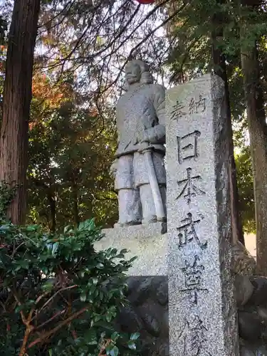 草薙神社の像