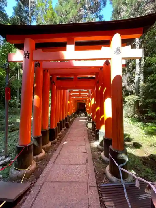 伏見稲荷大社 御膳谷奉拝所の{uncategorized: "未分類", other: "その他", undefined: "問題あり", building: "その他建物", grave: "お墓", sacred_gate: "鳥居", guardian: "狛犬", statue: "像", buddha: "仏像", history: "歴史", nature: "自然", garden: "庭園", animal: "動物", pagoda: "塔", temizu: "手水舎", mountain_gate: "山門・神門", sanctuary: "本殿・本堂", subordinate: "末社・摂社", art: "芸術", scenery: "景色", jizo: "地蔵", ema: "絵馬", goshuin: "御朱印", omikuji: "おみくじ", items: "授与品その他", amulet: "お守り", goshuincho: "御朱印帳", eats: "食事", festival: "お祭り", votive_dance: "神楽", shichigosan: "七五三参", wedding: "結婚式", experience: "体験その他", initially: "初詣", around: "周辺", anti_infection: "感染症対策"}