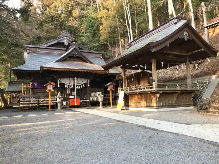 新倉富士浅間神社の本殿・本堂