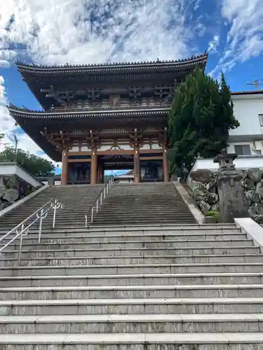 本佛寺の山門