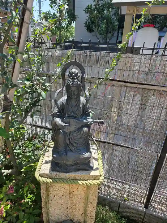 駒込妙義神社の{uncategorized: "未分類", other: "その他", undefined: "問題あり", building: "その他建物", grave: "お墓", sacred_gate: "鳥居", guardian: "狛犬", statue: "像", buddha: "仏像", history: "歴史", nature: "自然", garden: "庭園", animal: "動物", pagoda: "塔", temizu: "手水舎", mountain_gate: "山門・神門", sanctuary: "本殿・本堂", subordinate: "末社・摂社", art: "芸術", scenery: "景色", jizo: "地蔵", ema: "絵馬", goshuin: "御朱印", omikuji: "おみくじ", items: "授与品その他", amulet: "お守り", goshuincho: "御朱印帳", eats: "食事", festival: "お祭り", votive_dance: "神楽", shichigosan: "七五三参", wedding: "結婚式", experience: "体験その他", initially: "初詣", around: "周辺", anti_infection: "感染症対策"}