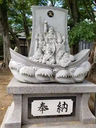 向本折白山神社の像