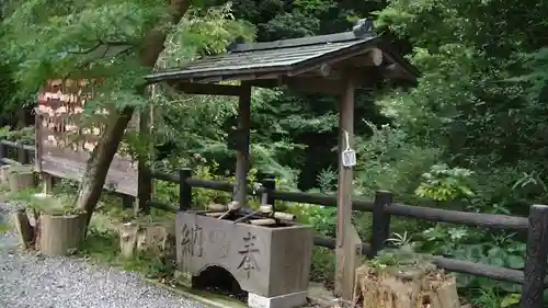 白根神社の手水舎