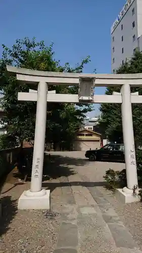 被官稲荷神社の鳥居