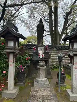 待乳山聖天（本龍院）の{uncategorized: "未分類", other: "その他", undefined: "問題あり", building: "その他建物", grave: "お墓", sacred_gate: "鳥居", guardian: "狛犬", statue: "像", buddha: "仏像", history: "歴史", nature: "自然", garden: "庭園", animal: "動物", pagoda: "塔", temizu: "手水舎", mountain_gate: "山門・神門", sanctuary: "本殿・本堂", subordinate: "末社・摂社", art: "芸術", scenery: "景色", jizo: "地蔵", ema: "絵馬", goshuin: "御朱印", omikuji: "おみくじ", items: "授与品その他", amulet: "お守り", goshuincho: "御朱印帳", eats: "食事", festival: "お祭り", votive_dance: "神楽", shichigosan: "七五三参", wedding: "結婚式", experience: "体験その他", initially: "初詣", around: "周辺", anti_infection: "感染症対策"}