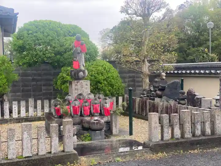 与楽寺の{uncategorized: "未分類", other: "その他", undefined: "問題あり", building: "その他建物", grave: "お墓", sacred_gate: "鳥居", guardian: "狛犬", statue: "像", buddha: "仏像", history: "歴史", nature: "自然", garden: "庭園", animal: "動物", pagoda: "塔", temizu: "手水舎", mountain_gate: "山門・神門", sanctuary: "本殿・本堂", subordinate: "末社・摂社", art: "芸術", scenery: "景色", jizo: "地蔵", ema: "絵馬", goshuin: "御朱印", omikuji: "おみくじ", items: "授与品その他", amulet: "お守り", goshuincho: "御朱印帳", eats: "食事", festival: "お祭り", votive_dance: "神楽", shichigosan: "七五三参", wedding: "結婚式", experience: "体験その他", initially: "初詣", around: "周辺", anti_infection: "感染症対策"}
